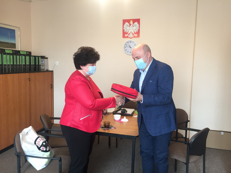 Wręczenie nagrody pani Elżbiecie Juskowiak, Dyrektorce Szkoły Podstawowej w Drobninie