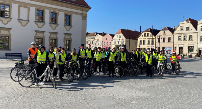 Start wyprawy rowerowej na rawickim rynku