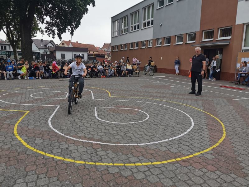 Pokonywanie rowerowego toru przeszkód (ósemka)