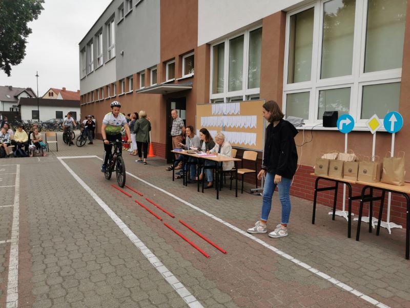 Pokonywanie rowerowego toru przeszkód (rynna)