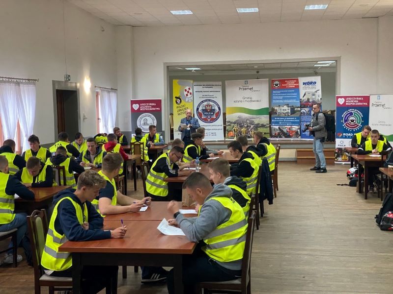 Rozwiązywanie testu sprawdzającego znajomość przepisów ruchu drogowego