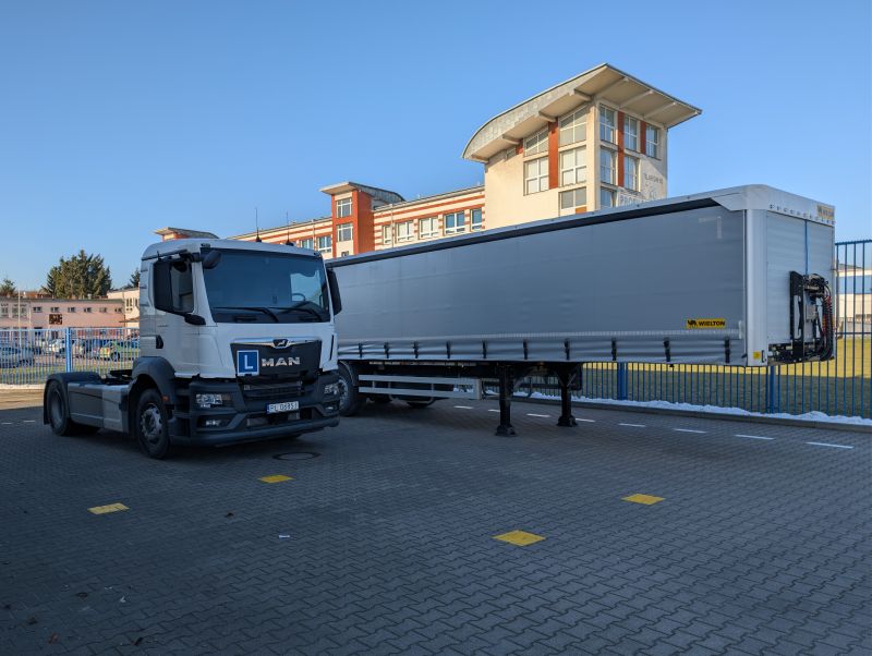 Ciągnik siodłowy MAN TGS 18.360 z naczepą Wielton NS3K (C+E)