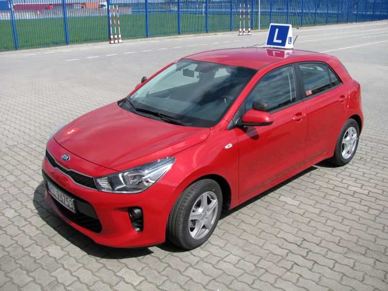 13 samochodów osobowych Kia Rio (B)
