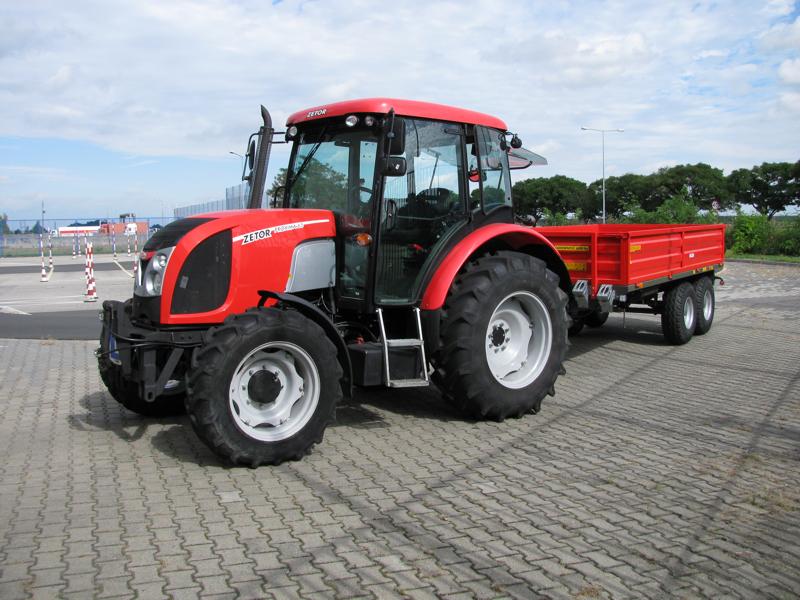 Ciągnik Zetor Proxima 65 z przyczepą dwuosiową typu tandem
